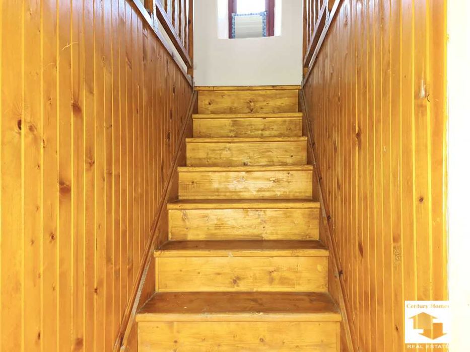 116218 Двуетажна къща с равен двор и стопански постройки в с. Ресен