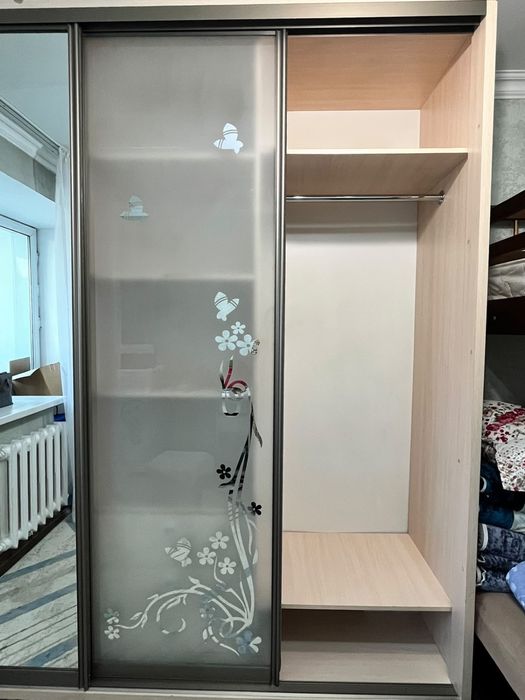 Кроваттын жанында лестница бар)шкаф сатамын