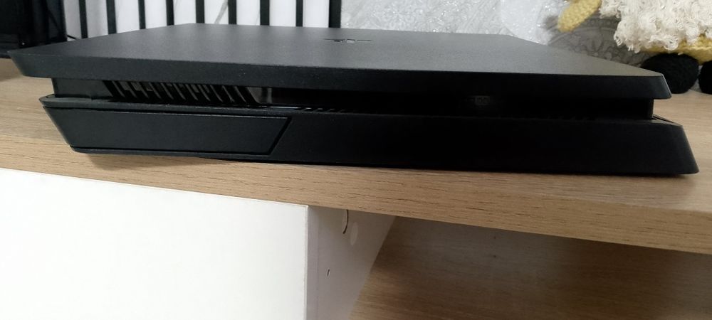 Playstation 4 slim