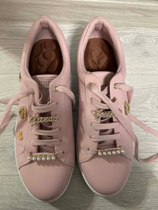 Маратонки на GUESS