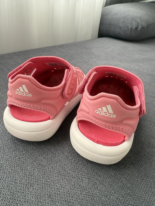 Маратонки и сандали Adidas