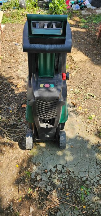 Vand tocator crengi si resturi vegetale Bosh AXT-25TC garantie 3 ani