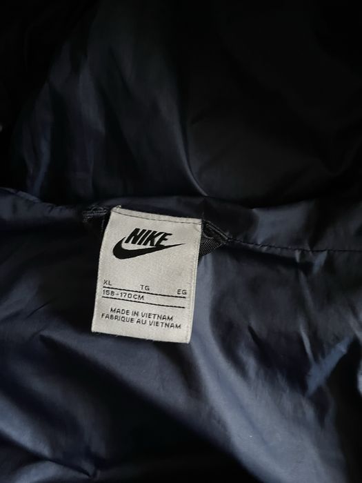 Яке Nike синьо.