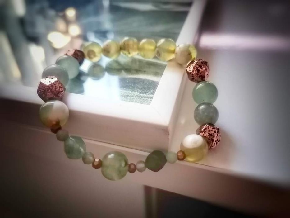 Гривна от естествени камъни и минерали