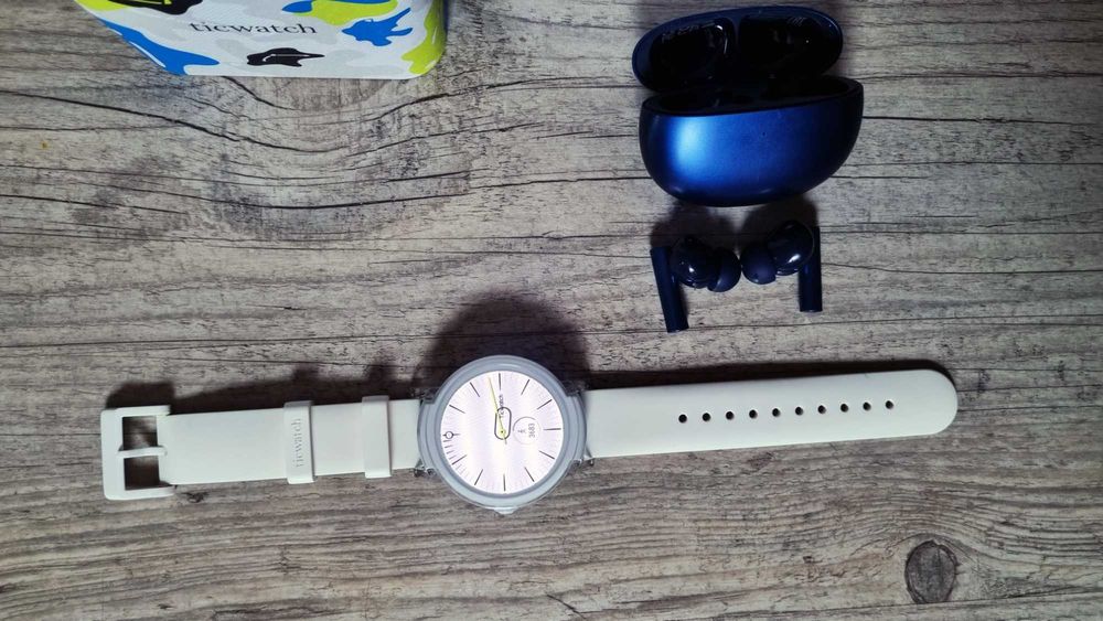 Smartwatch Ticwatch E Dama + Casti Realme Air 3 + Y39 Fitness Tracker