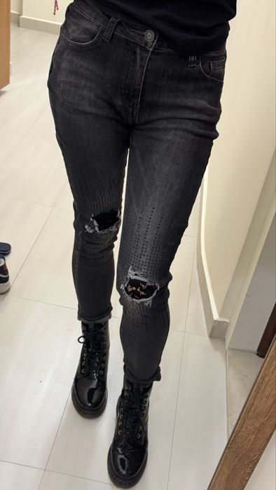 Черни дънки с камъчета и дантела