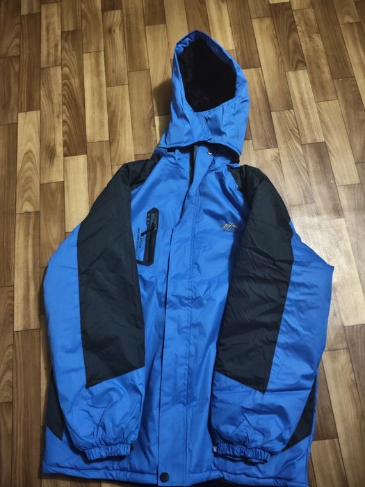 Синяя зимняя куртка