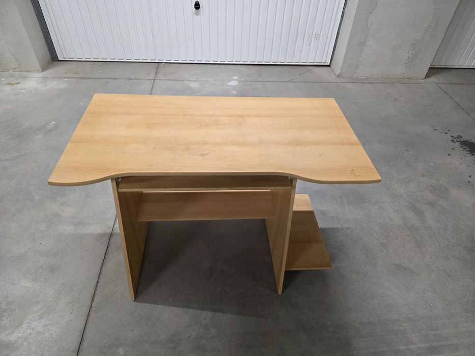 Работно бюро с издърпваща се подложка