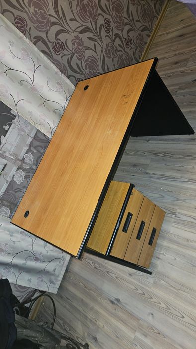 Письменный стол с тумбочкой