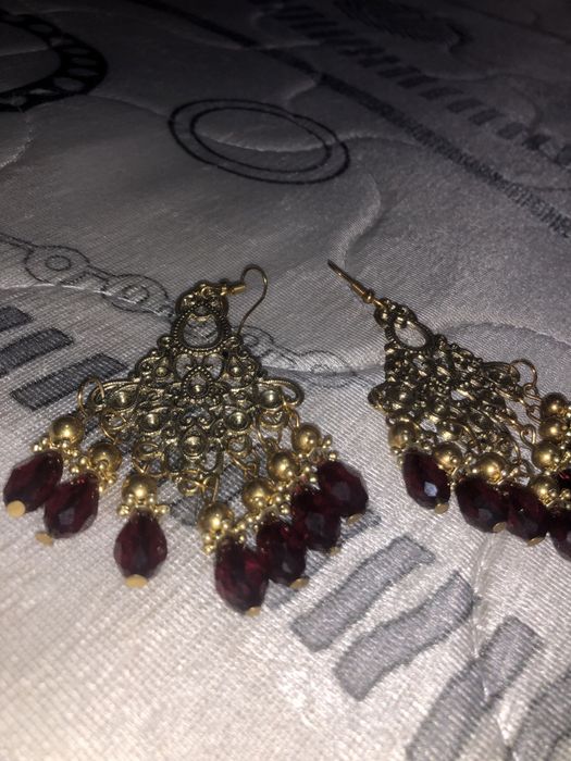 Yangi taqilmagan 2 ta karona, bitta tillaqosh va zirak.