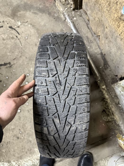Продам резину 215/65/16 шипованую б/у