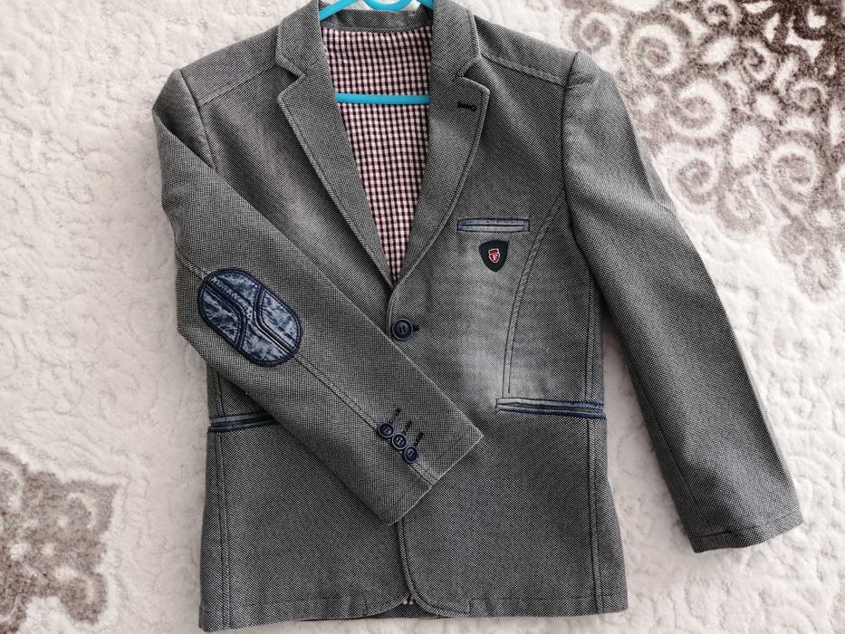 Vând sacou mărimea 140