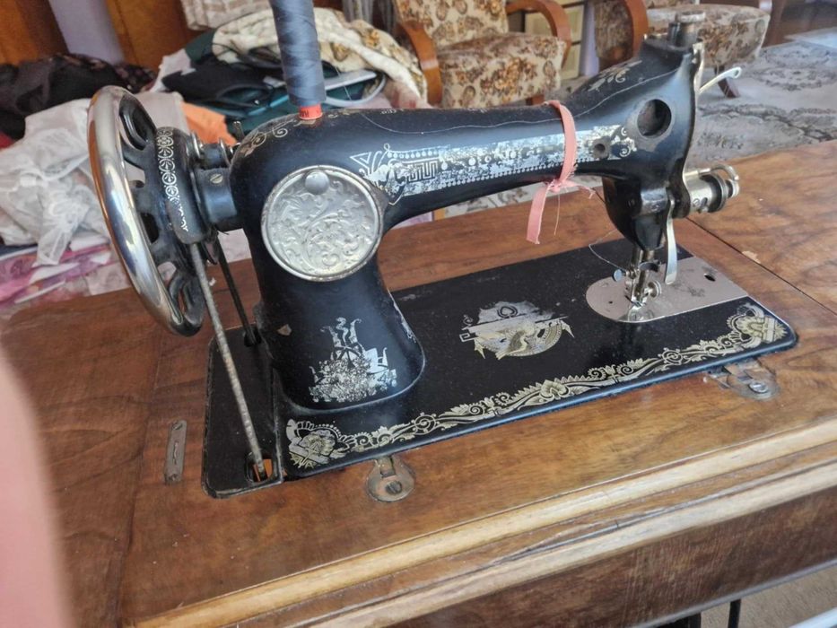 Mașină de cusut vintage Singer cu masă din lemn – anul 1929