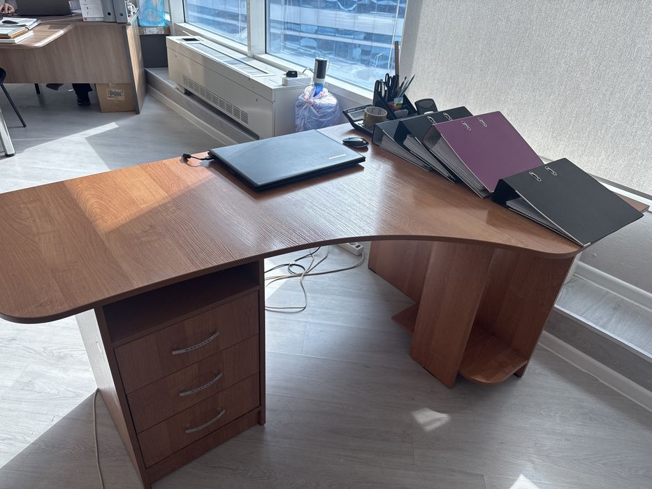 Продам офисные столы с полками