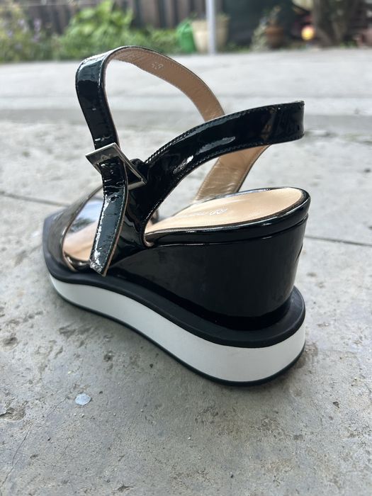 Лачени сандали