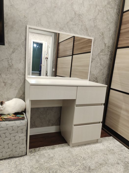 Продам туалетный столик