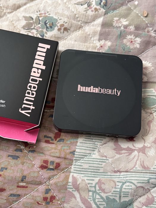 Huda Beauty pudra compacta