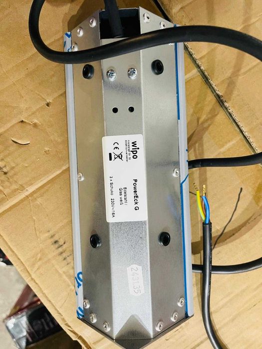 Priza tripla triunghiulară WIPO Power Eck G 41910102200 din oțel inoxidabil, sticlă albă, 3 prize Schuko