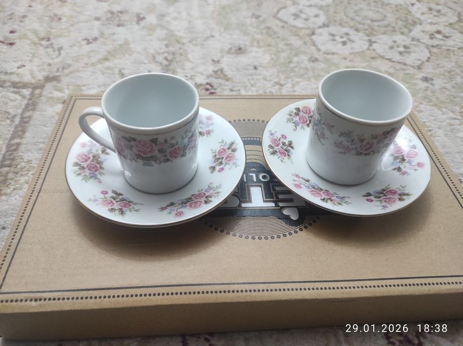 Кофейные чашки с блюдцами