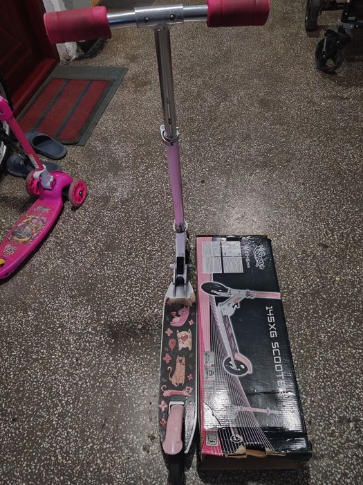 De vânzare doua trotinete pentru copii.