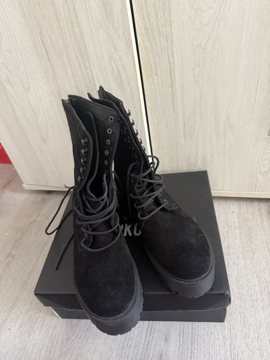 ghete piele intoarsa