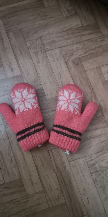 Продам и шапки, перчатки варюжки на девочку