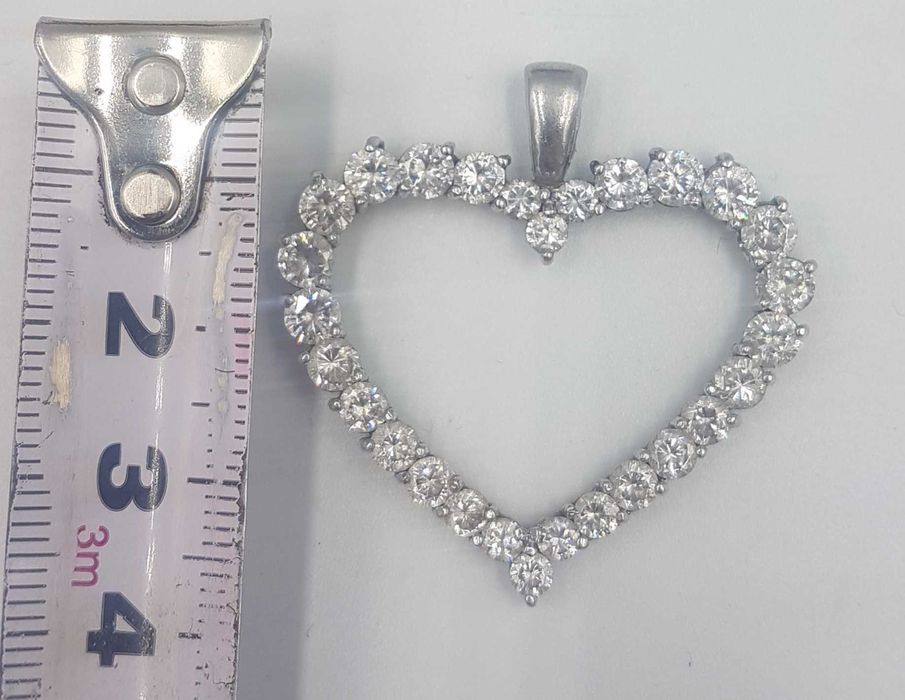 Superb pandantiv inimioara din argint si zirconii