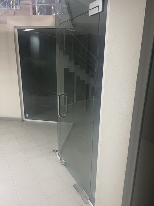 Врата от закалено стъкло с дръжка