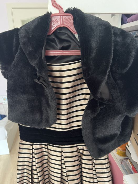 Официална дантелена рокля + пухкаво елече