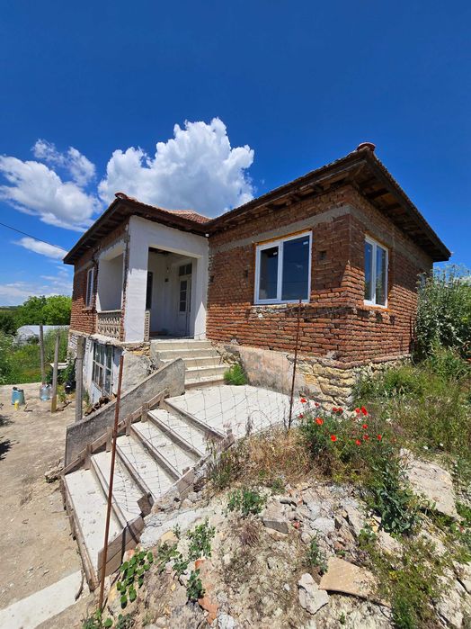Продавам къща в с.Момково