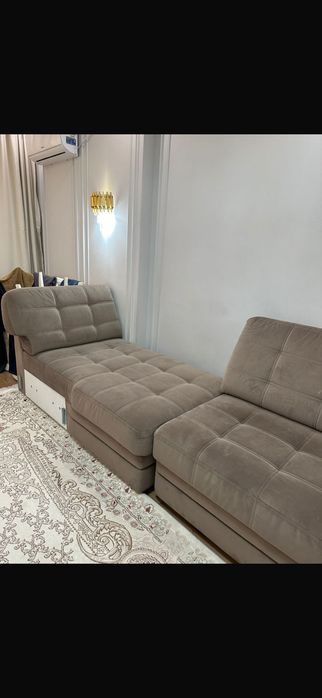 Мягкий диван в гостиной