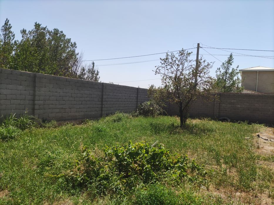 Атрофи уралган ер участка сотилади