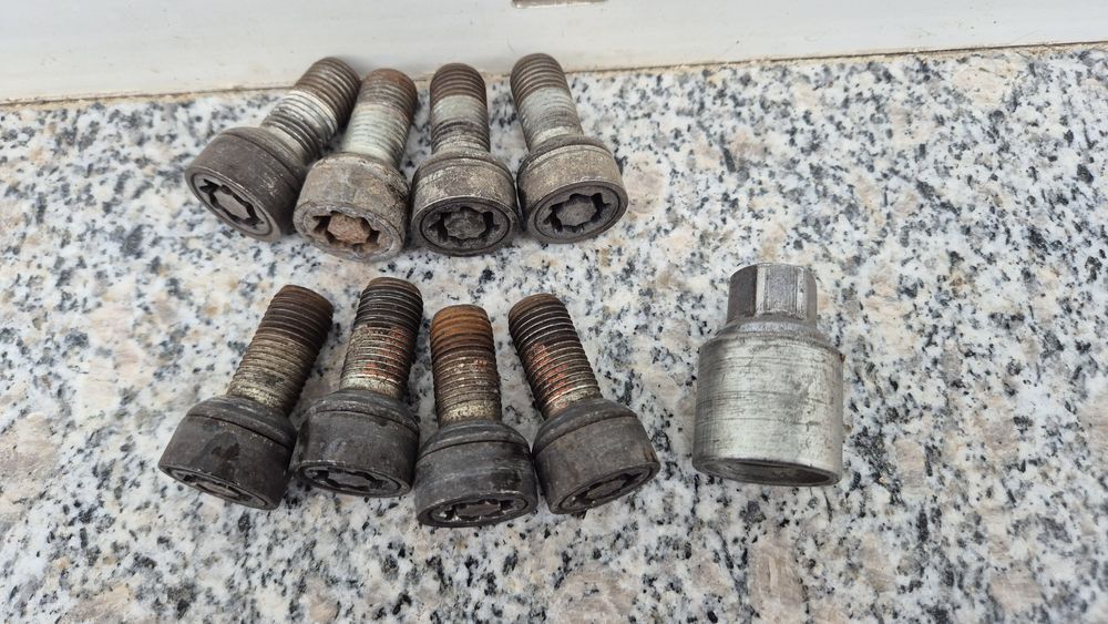 Set cheie si 8 antifurturi VW skoda seat audi