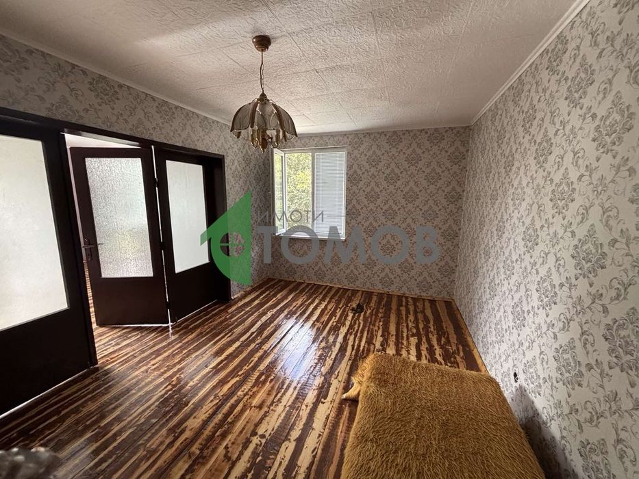 Двуетажна масивна къща в село Змейово