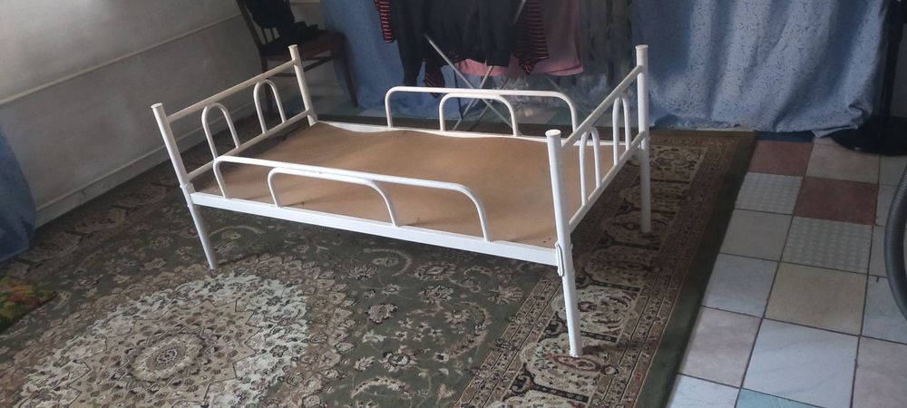 Продам детскую кроватку из метала