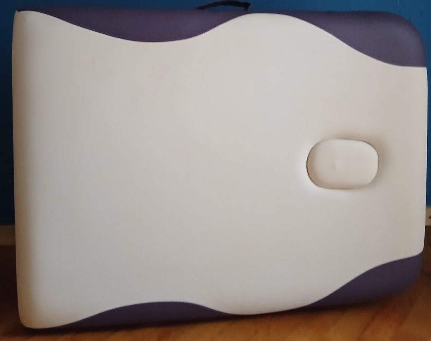 Masă de masaj profesională, pliabilă și portabilă – Design ergonomic (alb-mov)
​Descriere:
​Vând masă de masaj în stare excelentă, ideală atât pentru