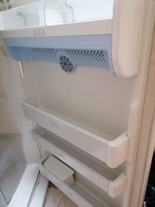 Продавам хладилник с фризер LG