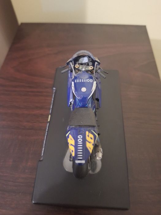 Macheta Valentino Rossi Yamaha YZR-M1 2004 1/18 1:18