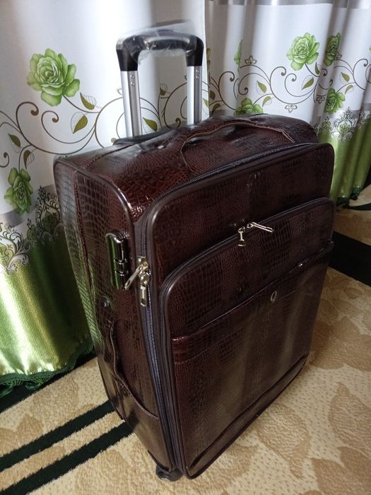 Чемодан дорожный