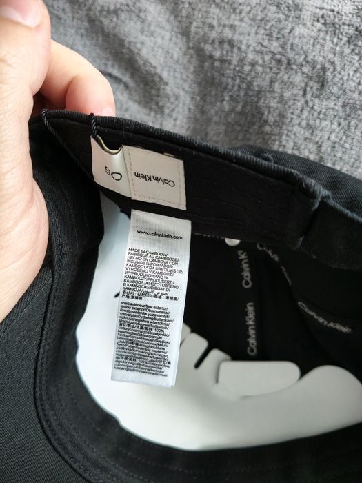 Calvin Klein șapcă cu logo scris brodat negru cu mov mărime oS noua originala