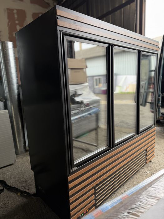 Хладилна витрина вертикална