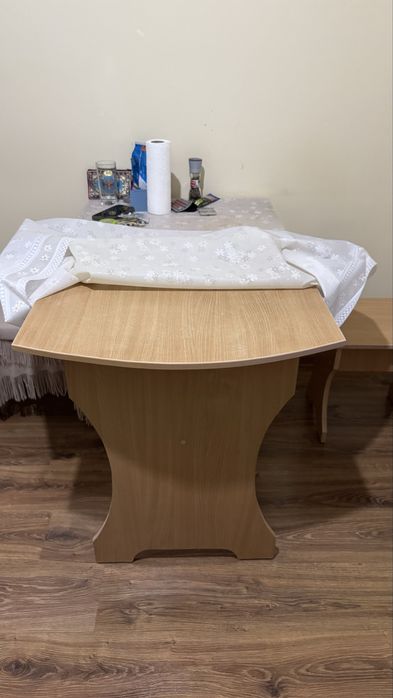 Продам стол и кухонные стулья