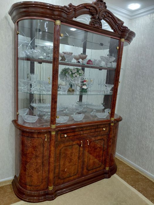 Сервант для посуды и сувиниров