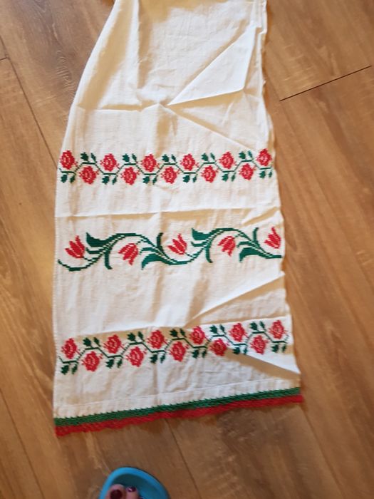 Ștergere țărănești vechi cusute pe pînză de casa.