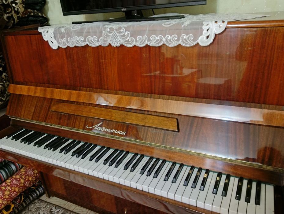 Пианино Ласточка сотилади холати зур квартира да турган чалувчилар йук