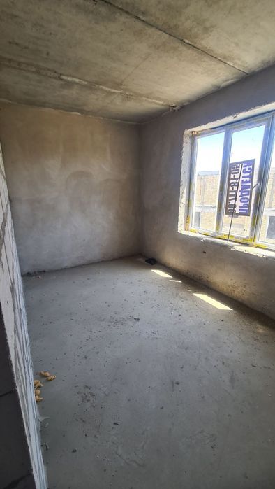 Продаётся 2х комнатная квартира на 5этаже. Кирпичный новый дом 52м².
О