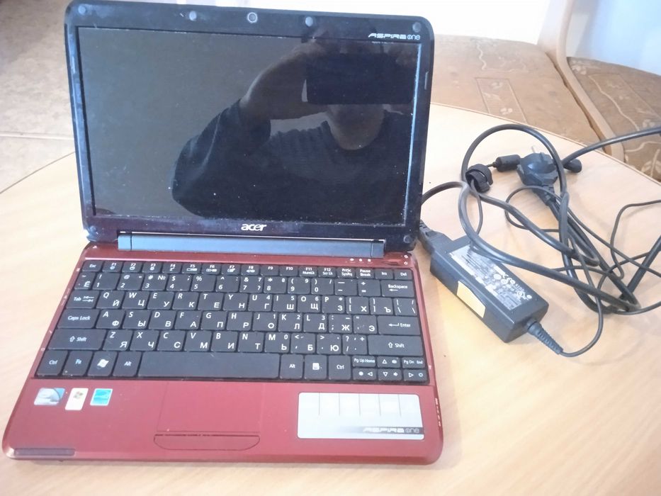 Нетбук Acer Aspire One (красный) — на запчасти или под проект