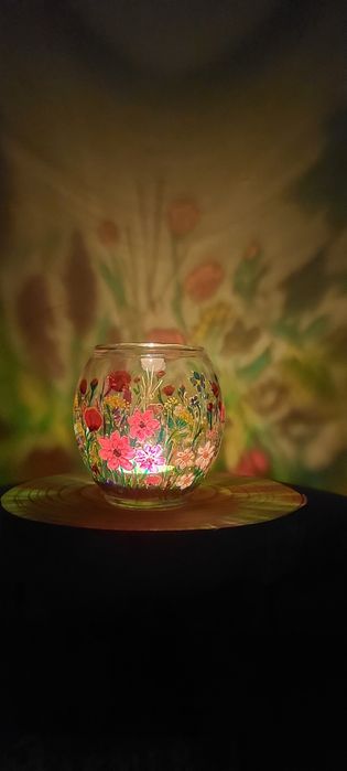 Ръчно рисувана ваза или свещник