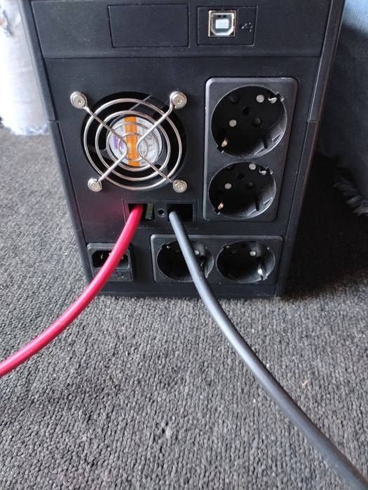 UPS cu acumulator
