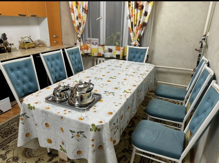 Продается стулья и кухонный гарнитур